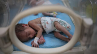 Děti v Rafahu umírají svým rodinám před očima